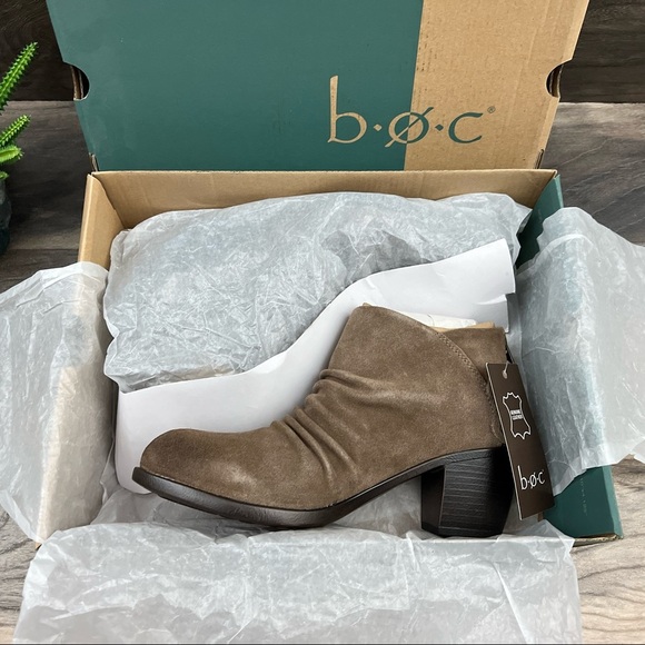 NIB BOC Born Settle Taupe Suede Ruched Ankle Bootie 9M 40.5 - Picture 9 of 12